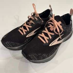 NWOT brooks levitate